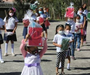 Los cuadernos fueron entregados en un espacio al aire libre y con distanciamiento.