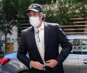 El exabogado personal del presidente Donald Trump, Michael Cohen, arriba a su apartamento en Manhattan tras recibir un permiso de salida de prisión debido al coronavirus. Foto AP.