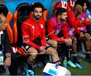El delantero egipcio Mohamed Salah (segundo a la izquierda) en la banca previo al inicio del partido contra Uruguay por el Grupo A del Mundial en Ekaterimburgo, Rusia, el viernes 15 de junio de 2018.