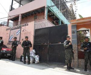 Los agentes de la PMOP permanecen en la entrada de la institución educativa. Foto: Mario Urrutia
