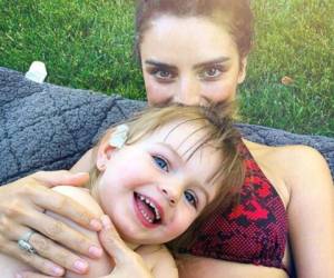 Aislinn Derbez junto su hija, Kailani Ochmann Derbez. Foto @ aislinnderbez.