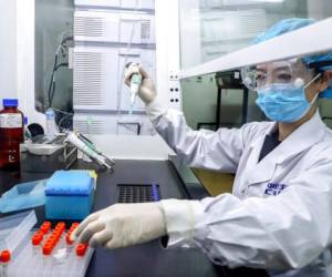 Una empleada analiza muestras de una posible vacuna contra el COVID-19 en una planta de producción de SinoPharm en Beijing. Foto AP.