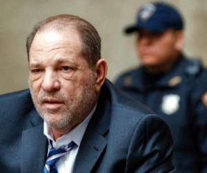 Harvey Weinstein sale de una corte de Manhattan durante su juicio por violación en Nueva York. Foto AP.