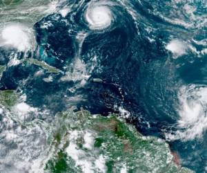 Esta imagen satelital proporcionada por la Oficina Nacional de Administración Oceánica y Atmosférica (NOAA por sus siglas en inglés) muestra cinco ciclones tropicales en la cuenca del océano Atlántico. Foto AP.
