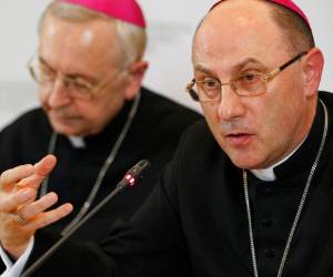 Arzobispo Wojciech Polak, derecha, el primado católico de Polonia, durante conferencia de prensa en el episcopado de Varsovia. Foto AP.