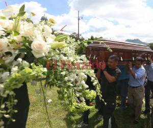 Sobre los hombros de sus amigos y bajo el cobijo de su amada esposa, doña Verónica, y sus dos hijas, Caroline y Nathaly, fue llevado el ataúd de Henry Mahomar al cementerio Jardines de Paz.