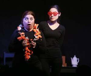 Ciria Reyes y Cinthia Rodríguez representan a dos entes llenos de dudas.