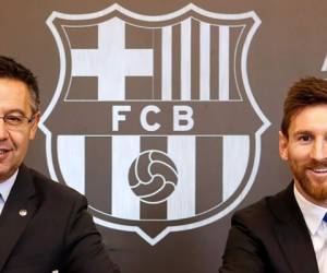 El presidente del FC Barcelona, ​​Josep Maria Bartomeu (izq.), Y al delantero argentino del Barcelona Lionel Messi firmando una extensión de contrato que mantiene a Messi en Barcelona hasta 2021. Foto AFP.