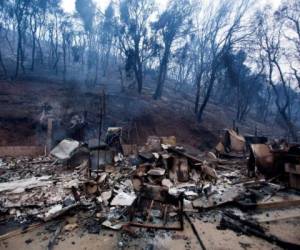 Las llamas consumieron un hogar durante el incendio en el área de Lake Hughes del Bosque Nacional Ángeles. Foto AP.