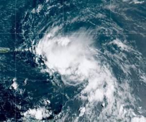 Imagen de satélite difundida por la Oficina Nacional de Administración Oceánica y Atmosférica de Estados Unidos (NOAA por sus siglas en inglés) muestra a la tormenta tropical Laura en el océano Atlántico. Foto AP.