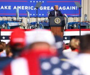 El presidente de los Estados Unidos, Donald J. Trump, habla en su mitin de campaña en Old Forge, Pennsylvania. Foto AFP.