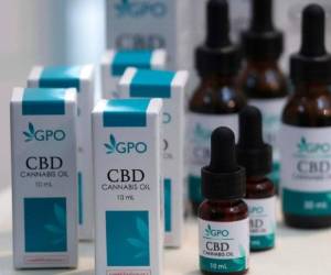 Botellas del extracto de aceite de cannabis son mostradas en una conferencia de prensa en en el ministerio de Salud de Tailandia, en Bangkok. Foto AP.