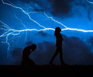 Uno de los principales indicios de que una ruptura se aproxima ocurre cuando los besos, dejan de ser apasionados y se dan sin emoción. Foto Pixabay.