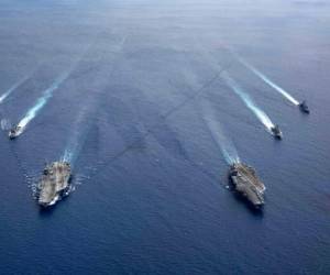 Fotografía proporcionada por la Marina de Estados Unidos de grupos de ataque USS Ronald Reagan (CVN 76) y USS Nimitz (CVN 68) en formación en el Mar de China Meridional.