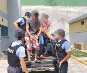 Momento en el que la Policía Nacional baja de la patrulla a los cuatro hombres. Foto El Heraldo.