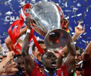Sadio Mané levanta la Champions con el Liverpool. Foto AFP.