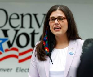 La secretaria de estado de Colorado Jena Griswold durante una conferencia de prensa que ofreció en un centro de votación móvil de Denver. Foto AP.