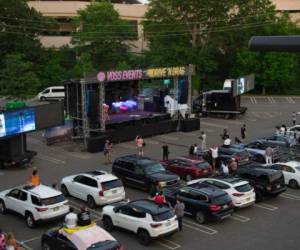 Decenas de personas disfrutando de un espectáculo de travestis en el estacionamiento del Westfield Garden State Plaza, un centro comercial de Paramus, Nueva Jersey. Foto AP.