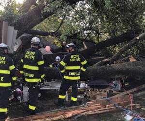 Momento en el que el cuerpo de bomberos revisan los daños ocasionados por la tormenta. Foto AP.