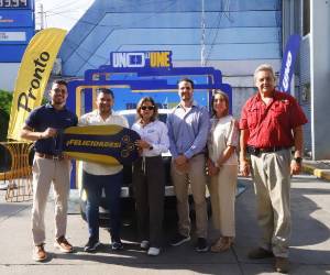 Representantes de UNO, la gasolinera UNO Bulevar Morazán y el ganador del segundo vehículo de la promoción “UNO te une a la fiesta del fútbol”.