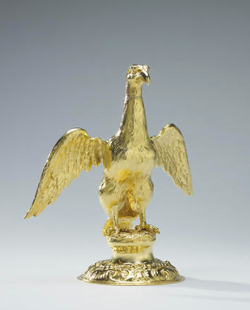 La cabeza del águila es removible y hay una abertura en el pico para verter el aceite.