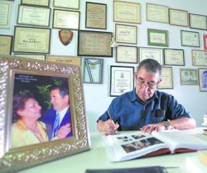 El maestro jubilado José Francisco López es un ferviente cristiano que se ha dedicado muchos años a escribir sobre Danlí.