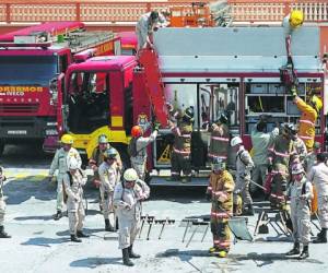 Los miembros del Cuerpo de Bomberos, con todo su equipo, fueron los que apagaron las llamas en El Hatillo.