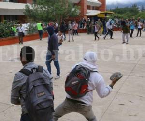 Indignados se mostraron los estudiantes luego que autoridades ingresaran personal de seguridad privada a la máxima casa de estudios. (Foto: Estalin Irías/EL HERALDO)