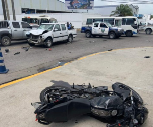 Así quedó la escena donde un agente aduanero perdió la vida cuando se conducía en su motocicleta en San Pedro Sula.