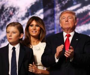 Barron Trump junto a su madre Melania Trump y su papá Donald Trump.