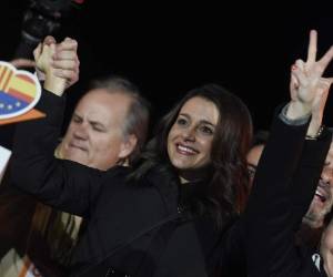 Center-right party Ciudadanos (Citizens) candidate Ines Arrimadas celebrates her polls results in the Catalan regional election in Barcelona on December 21, 2017.Catalan separatists won a crucial snap poll today, further plunging their region into uncertainty after a failed independence bid rattled Europe and triggered Spain's worst political crisis in decades, though anti-independence Ciudadanos scored the best individual result, a partial count showed. / AFP PHOTO / Josep LAGO