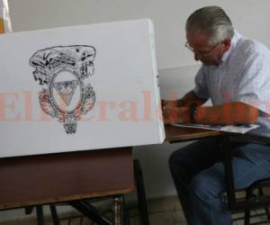 El exmandatario votó en el Instituto San Miguel de Tegucigalpa (Foto: El Heraldo Honduras/ Noticias de Honduras)