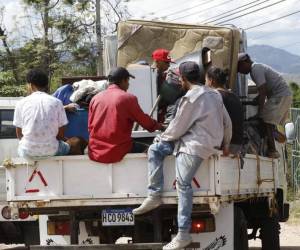 Las familias afectadas subieron sus pertenencias en camiones y huyeron. El desalojo fue obligado por parte de grupos criminales que operan en la zona.