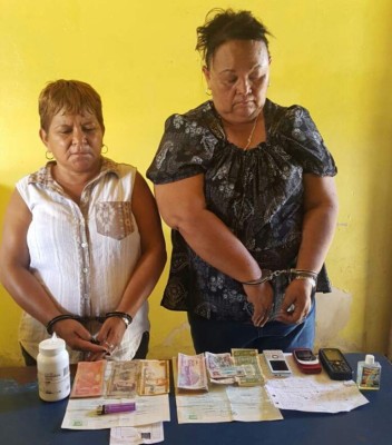 FOTOS: Esto fue lo que les decomisaron a dos señoras acusadas de usar pócimas contra sus clientes