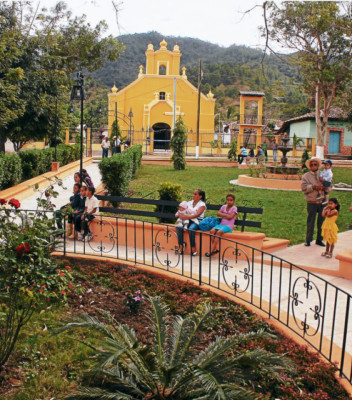 Embellecen centro urbano de Duyure