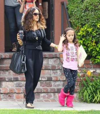 Hija de Salma Hayek es víctima de racismo