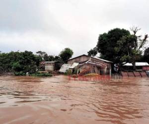 La comunidad de Barauda permanece inundada y el temor de las personas es evidente porque continúa lloviendo en la zona.