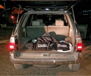 Al interior del vehículo recuperado se descubrió la indumentaria policial.