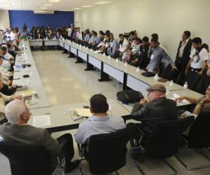Las autoridades de la UNAH y los estudiantes en la mesa de diálogo en el Palacio de los Deportes.