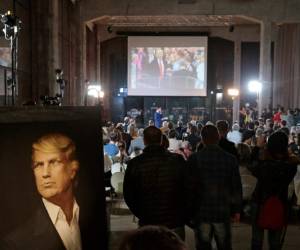 La gente observa la ceremonia de inauguración presidencial de Donald Trump en una red y lugar de fiesta en Moscú, Rusia, el viernes 20 de enero de 2017. Cien trump simpatizantes, activistas nacionalistas y spin doctors se reunieron en un lugar de fiesta a varios cientos de metros de la Kremlin para celebrar.