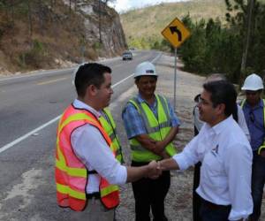 El mandatario hizo un recorrido por la carretera que ahora comunica en 30 minutos al departamento de La Paz e Intibucá, siendo una red vial importante para el traslado de mercadería y café.