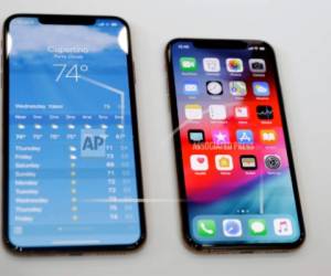 En esta imagen del 12 de septiembre de 2018, se ven un iPhone XS, a la derecha, y el XS Max, en exhibición durante un evento para presentar los nuevos productos en las instalaciones de Apple en Cupertino, California.