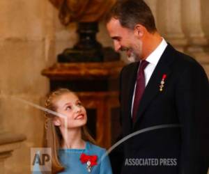 La princesa Leonor sonríe a su padre, el rey Felipe de España, después de que le entregara la insignia del 'Toison de Oro' durante una ceremonia en el Palacio Real de Madrid, España, el martes 30 de enero de 2018.