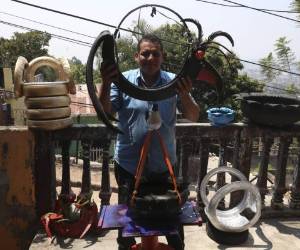 Hace un año el transformador de llantas comenzó a trabajar en este tipo de artículos a base de hule de llantas. (Foto: Johny Magallanes/El Heraldo)