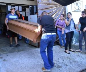 Los cuerpos de las víctimas fueron retirados de la morgue del Ministerio Público en La Ceiba.