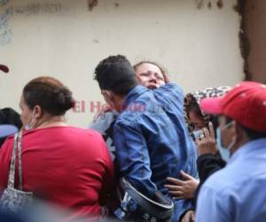 Quebrados en llanto, los familiares llegaron a la morgue de Tegucigalpa a retirar el cadáver del joven. Foto: Estalin Irías/EL HERALDO.