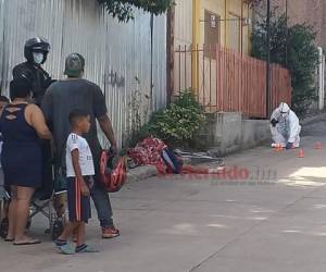 Los familiares de la víctima llegaron a la escena del crimen. Foto: Alex Pérez/EL HERALDO.