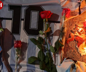 Millones en el mundo reaccionaron dolidos por el fallecimiento de Diego Armando Maradona y resaltaron al enorme futbolista que fue en el campo, elevándolo como el mejor o uno de los más grandes de todos los tiempos. Los fanáticos de la leyenda del fútbol se reunieron para llorar su muerte. Fotos AFP