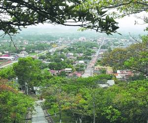 Los senderos de las Cuevas de Talgua ofrecen un viaje por una gruta histórica y enigmática.