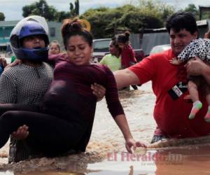 Eta y Iota dejaron muerte y devastación en el territorio hondureño. Hay zonas que permanecen bajo el agua e incomunicadas. Foto: AFP